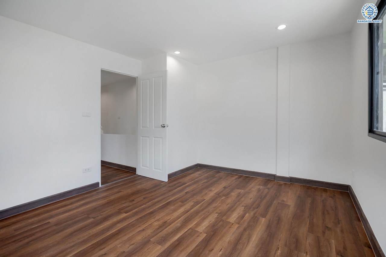 บ้านมือสองตกแต่งใหม่ ทาวน์เฮ้าส์ทำเลโซนเมือง! โครงการ เกร็ดแก้วการ์เด้น รัตนาธิเบศร์ ที่สุดของความคุ้ม! เนื้อที่ 32 ตร.ว. ฟังก์ชันระดับบ้านเดี่ยว 3 ห้องนอน 3 ห้องน้ำ 2 ที่จอดรถ ใกล้ทางด่วน "งามวงศ์วาน" และรถไฟฟ้าสายสีม่วง "สถานีบางกระสอ"